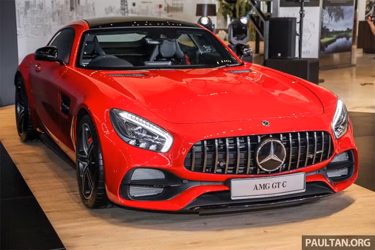 Dòng xe thể thao hạng sang Mercedes-AMG GT có rất nhiều phiên bản khác nhau từ tiêu chuẩn, GT S, GT C cho đến phiên bản hiệu suất cao GT R. Trong đó, mẫu xe Mercedes-AMG GT C 2018 từng được ra mắt tại triển lãm Detroit 2017 và nằm giữa phân khúc của GT S và GT R.