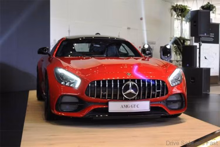 Mercedes-AMG GT C phiên bản 2018 đã được phân phối chính hãng tại Malaysia với mức giá bán 1,46 triệu RM (tương đương 8,277 tỷ đồng).