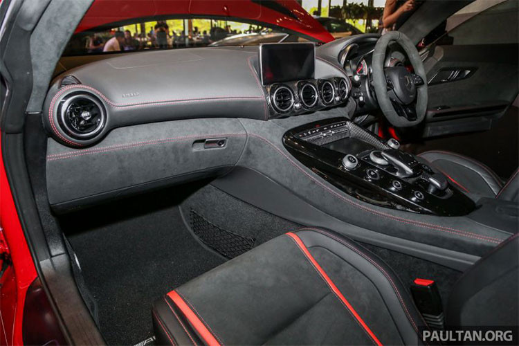 Tay lái AMG Performance với da Dinamica màu đen là một phần của gói AMG Dynamic Plus. Hệ thống thông tin giải trí Comand Online với touchpad được điều khiển trung tâm và hệ thống âm thanh Burmester.