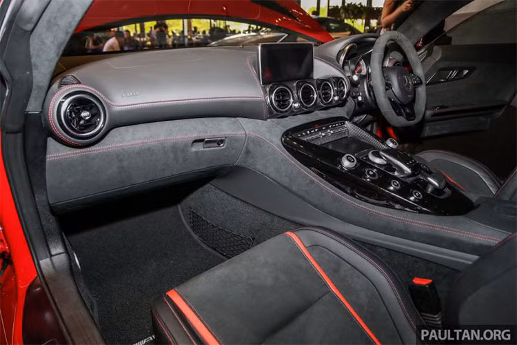 Tay lái AMG Performance với da Dinamica màu đen là một phần của gói AMG Dynamic Plus. Hệ thống thông tin giải trí Comand Online với touchpad được điều khiển trung tâm và hệ thống âm thanh Burmester.