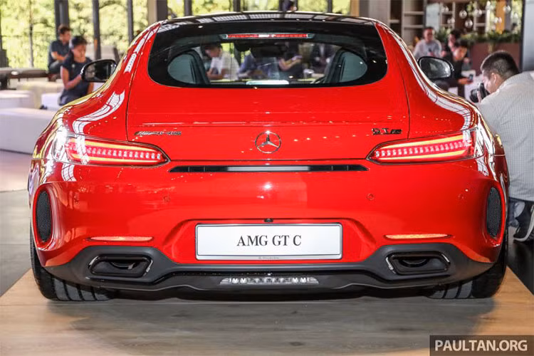 Thiết kế đèn pha trên Mercedes-AMG GT C 2018 không có gì khác biệt so với chiếc Mercedes-AMG GT Roadster đầu tiên tại Việt Nam. Điểm nhấn ở phần đuôi xe chính là đèn hậu dạng LED cực kỳ nổi bật. Mâm xe dạng hợp kim hai tông màu, cùng 5 chấu kép khá mạnh mẽ và thể thao.