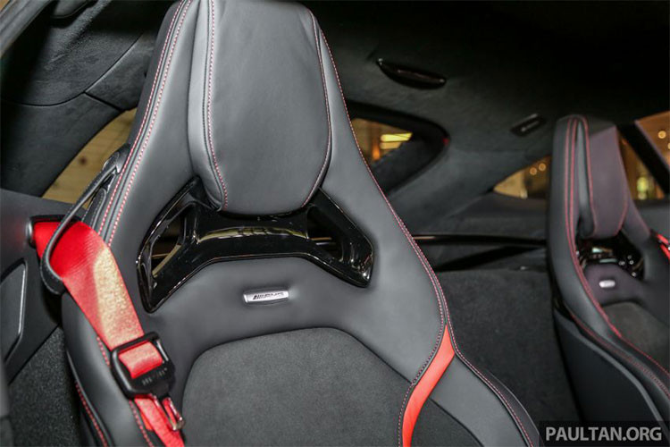 Dây đai an toàn màu đỏ từ bộ sưu tập Designo cũng mang đến điểm nhấn cho nội thất của chiếc Mercedes-AMG GT C 2018 tại Malaysia. Xe sử dụng động cơ V8, tăng áp kép, dung tích 4.0 lít, sản sinh công suất tối đa 549 mã lực ở vòng tua máy 5.750 đến 6.750 vòng/phút và mô-men xoắn cực đại 680 Nm ở vòng tua máy từ 1.900 đến 5.500 vòng/phút. 