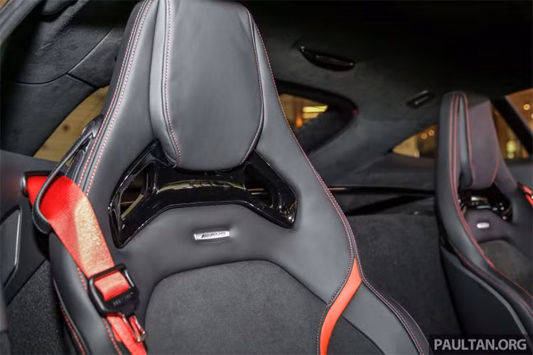Dây đai an toàn màu đỏ từ bộ sưu tập Designo cũng mang đến điểm nhấn cho nội thất của chiếc Mercedes-AMG GT C 2018 tại Malaysia. Xe sử dụng động cơ V8, tăng áp kép, dung tích 4.0 lít, sản sinh công suất tối đa 549 mã lực ở vòng tua máy 5.750 đến 6.750 vòng/phút và mô-men xoắn cực đại 680 Nm ở vòng tua máy từ 1.900 đến 5.500 vòng/phút. 
