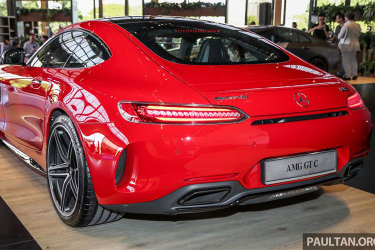 Mercedes-AMG GT C 2018 cũng được trang bị một số tính năng như hệ thống lái trục sau chủ động và hệ thống Airpanel từ siêu xe Mercedes-AMG GT R. Ngoài ra, hệ thống AMG Dynamic Select cung cấp đến 5 chế độ lái khác nhau cho chủ nhân chiếc xe thể thao hạng sang này bao gồm Comfort, Sport, Sport+, Race và Individual.