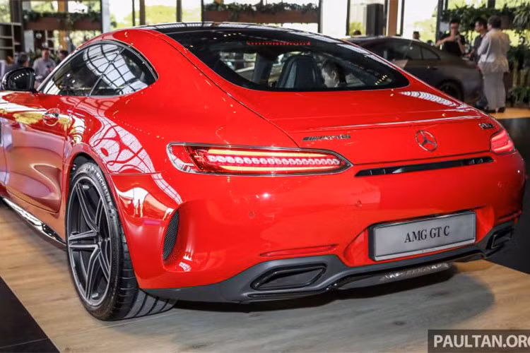 Mercedes-AMG GT C 2018 cũng được trang bị một số tính năng như hệ thống lái trục sau chủ động và hệ thống Airpanel từ siêu xe Mercedes-AMG GT R. Ngoài ra, hệ thống AMG Dynamic Select cung cấp đến 5 chế độ lái khác nhau cho chủ nhân chiếc xe thể thao hạng sang này bao gồm Comfort, Sport, Sport+, Race và Individual.