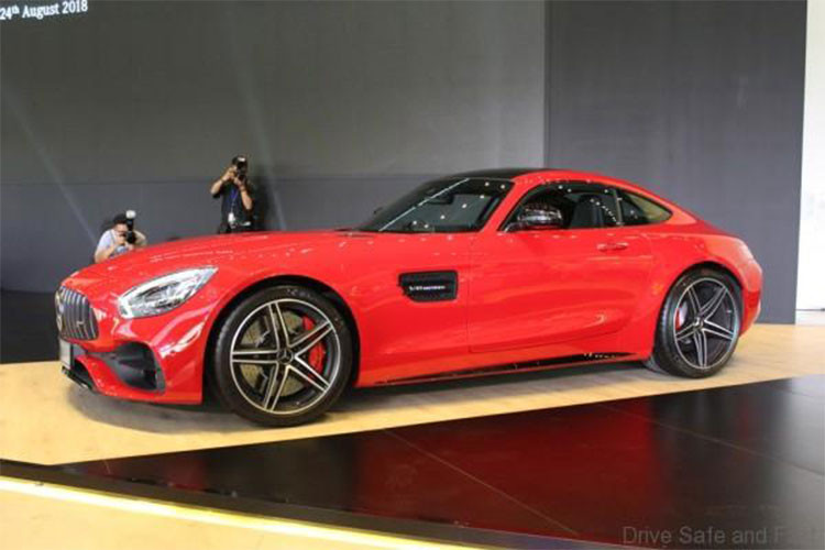 Mẫu xe thể thao Mercedes-AMG GT C phiên bản 2018 vừa được giới thiệu đến giới nhà giàu Malaysia mang màu sơn đỏ nổi bật, điểm nhấn của xe còn có nhiều chi tiết bằng sợi carbon bóng. Trên phiên bản mới này, nó được thiết kế với phần đầu xe kéo dài trong khi đuôi xe "ép cân" ngắn gọn.