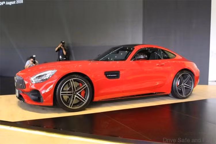 Mẫu xe thể thao Mercedes-AMG GT C phiên bản 2018 vừa được giới thiệu đến giới nhà giàu Malaysia mang màu sơn đỏ nổi bật, điểm nhấn của xe còn có nhiều chi tiết bằng sợi carbon bóng. Trên phiên bản mới này, nó được thiết kế với phần đầu xe kéo dài trong khi đuôi xe "ép cân" ngắn gọn.