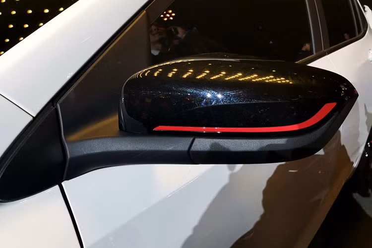 Bên sườn của Chevrolet Onix 2019 bản Redline xuất hiện bộ vành hợp kim 16 inch được sơn màu đen "tông xuyệt tông" với vỏ gương ngoại thất. Chưa hết, trên vỏ gương ngoại thất và vành còn có đường kẻ chỉ màu đỏ làm điểm nhấn sao cho xứng với cái tên Redline.