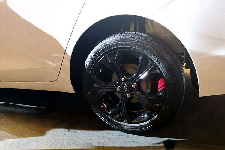 Cung cấp sức mạnh cho Chevrolet Onix 2019 tại Trung Quốc là động cơ xăng 3 xi-lanh, hút khí tự nhiên, dung tích 1,3 lít mới, thay cho loại 1,5 lít cũ. Động cơ này tạo ra công suất tối đa 103 mã lực. Thứ hai là động cơ xăng 3 xi-lanh, tăng áp, dung tích 1.0 lít với công suất tối đa 1116 mã lực.