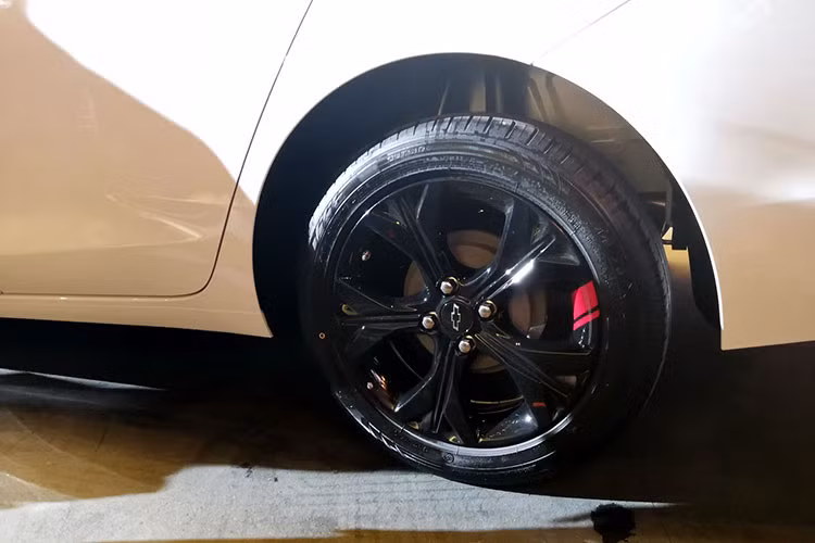 Cung cấp sức mạnh cho Chevrolet Onix 2019 tại Trung Quốc là động cơ xăng 3 xi-lanh, hút khí tự nhiên, dung tích 1,3 lít mới, thay cho loại 1,5 lít cũ. Động cơ này tạo ra công suất tối đa 103 mã lực. Thứ hai là động cơ xăng 3 xi-lanh, tăng áp, dung tích 1.0 lít với công suất tối đa 1116 mã lực.