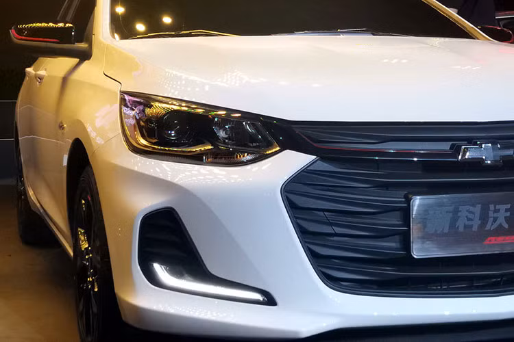 Qua những hình ảnh thể thấy Onix 2019 sở hữu ngôn ngữ thiết kế mới nhất của Chevrolet, cụ thể thiết kế lưới tản nhiệt chia thành 2 tầng và có kích thước lớn, gần như chiếm trọn diện tích đầu xe. Trên lưới tản nhiệt còn có đường kẻ chỉ màu đỏ nối với logo hình chữ thập của thương hiệu Chevrolet, mang đến vẻ thể thao cho Onix Redline 2019.