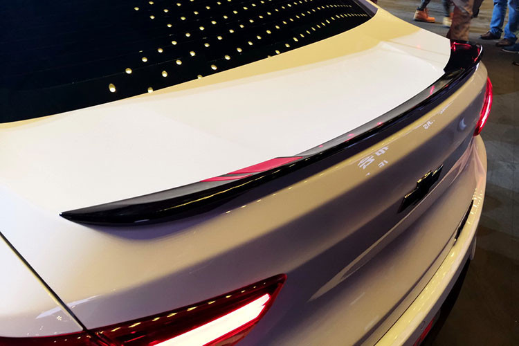 Đằng sau, Chevrolet Onix 2019 đã từ bỏ cụm đèn hậu cũ mà thay bằng loại mới có tạo hình đa lớp bên trong ấn tượng hơn. Ngoài ra, thiết kế đuôi xe của mẫu sedan cỡ B này còn được tô điểm bằng cánh gió nhỏ màu đen trên nắp cốp sau.