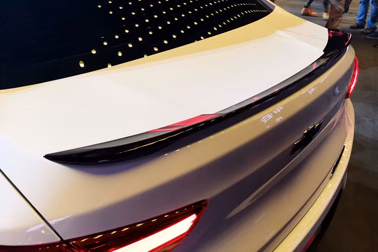 Đằng sau, Chevrolet Onix 2019 đã từ bỏ cụm đèn hậu cũ mà thay bằng loại mới có tạo hình đa lớp bên trong ấn tượng hơn. Ngoài ra, thiết kế đuôi xe của mẫu sedan cỡ B này còn được tô điểm bằng cánh gió nhỏ màu đen trên nắp cốp sau.