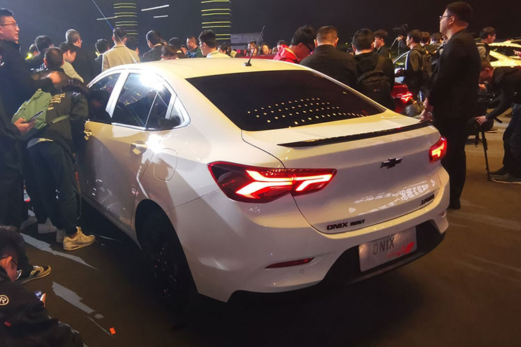 Lưới tản nhiệt của Chevrolet Onix 2019 mới được thiết kế nối với cụm đèn pha. Dải đèn LED định vị ban ngày/đèn sương mù hình chữ L trên cản trước và nắp capô dập gân khỏe khoắn là những chi tiết đáng chú ý khác ở thiết kế đầu xe.