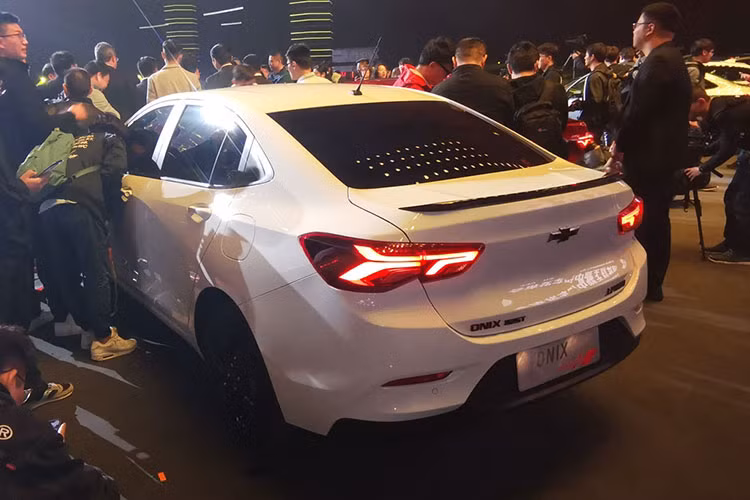 Lưới tản nhiệt của Chevrolet Onix 2019 mới được thiết kế nối với cụm đèn pha. Dải đèn LED định vị ban ngày/đèn sương mù hình chữ L trên cản trước và nắp capô dập gân khỏe khoắn là những chi tiết đáng chú ý khác ở thiết kế đầu xe.