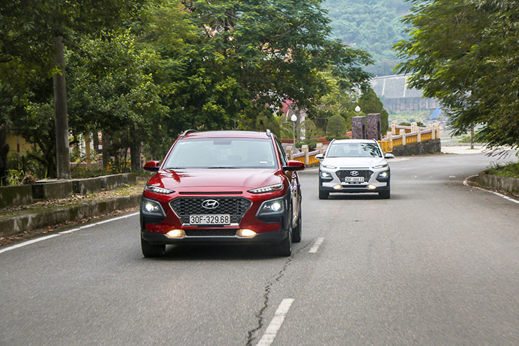 Tiếp đến là khối động cơ Gamma 1.6T-GDI cho công suất 177 mã lực tại 5.500 vòng/phút, Momen xoắn cực đại 265Nm trong dải vòng tua 1.500 - 4.500vòng/phút. Hộp số đi kèm là hộp số ly hợp kép 7 cấp DCT đem đến khả năng vận hành vượt trội. Tất cả các phiên bản đều được trang bị hệ thống Drive Mode với 3 chế độ Comfort - Eco - Sport mang đến những trải nghiệm khác nhau cho mỗi khách hàng.