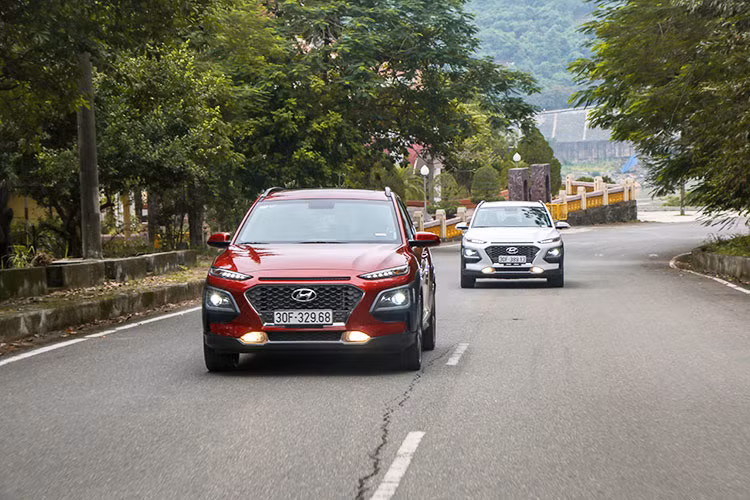 Tiếp đến là khối động cơ Gamma 1.6T-GDI cho công suất 177 mã lực tại 5.500 vòng/phút, Momen xoắn cực đại 265Nm trong dải vòng tua 1.500 - 4.500vòng/phút. Hộp số đi kèm là hộp số ly hợp kép 7 cấp DCT đem đến khả năng vận hành vượt trội. Tất cả các phiên bản đều được trang bị hệ thống Drive Mode với 3 chế độ Comfort - Eco - Sport mang đến những trải nghiệm khác nhau cho mỗi khách hàng.