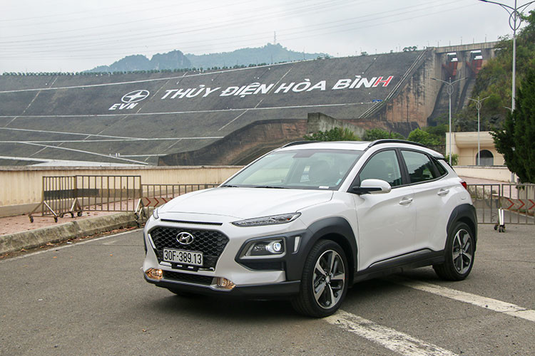 Điểm nhấn của mẫu xe Hyundai Kona mới nằm ở phần đầu xe với cụm đèn chiếu sáng được thiết kế theo một phong cách mới. Đèn định vị ban ngày DRL cùng đèn báo rẽ được dời lên trên, tách biệt với cụm đèn chiếu sáng áp dụng công nghệ Bi-LED cho cả 2 chế độ pha-cos đặt ở dưới.