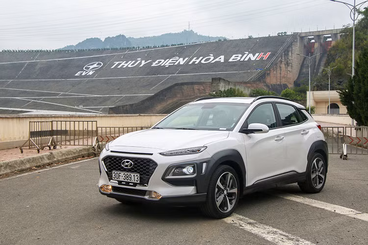 Điểm nhấn của mẫu xe Hyundai Kona mới nằm ở phần đầu xe với cụm đèn chiếu sáng được thiết kế theo một phong cách mới. Đèn định vị ban ngày DRL cùng đèn báo rẽ được dời lên trên, tách biệt với cụm đèn chiếu sáng áp dụng công nghệ Bi-LED cho cả 2 chế độ pha-cos đặt ở dưới.