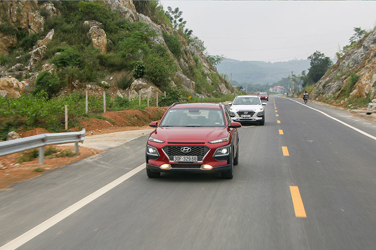 Với trang bị thân vỏ chắc chắn cùng các vật liệu tiêu âm hiện đại, khi lăn bánh cabin của xe khá yên tĩnh và không bị ảnh hưởng bởi tiếng ồn từ động cơ và đường phố. Bên cạnh đó, các trang bị an toàn như: chống bó cứng phanh ABS, phanh khẩn cấp BA, phân bổ lực phanh EBD, kiểm soát lực kéo TCS, cân bằng điện tử ESC, hỗ trợ khởi hành ngang dốc HAC, xuống dốc DBC, cảnh báo điểm mù BSD và 6 túi khí… cũng là những ưu điểm vượt trội của xe so với các đối thủ.