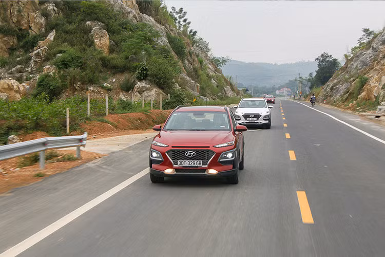 Với trang bị thân vỏ chắc chắn cùng các vật liệu tiêu âm hiện đại, khi lăn bánh cabin của xe khá yên tĩnh và không bị ảnh hưởng bởi tiếng ồn từ động cơ và đường phố. Bên cạnh đó, các trang bị an toàn như: chống bó cứng phanh ABS, phanh khẩn cấp BA, phân bổ lực phanh EBD, kiểm soát lực kéo TCS, cân bằng điện tử ESC, hỗ trợ khởi hành ngang dốc HAC, xuống dốc DBC, cảnh báo điểm mù BSD và 6 túi khí… cũng là những ưu điểm vượt trội của xe so với các đối thủ.