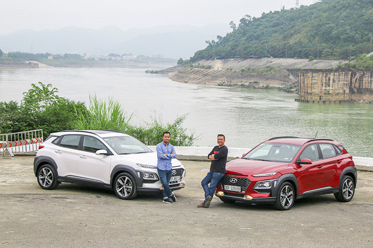 Điểm yếu duy nhất của Hyundai Kona mới có lẽ chỉ có thể là chưa có phiên bản hai cầu, nhưng có thể nó sẽ nằm ở phiên bản kế tiếp trong thời gian tới. Tại thị trường Việt Nam, mẫu xe được Hyundai Thành Công phân phối ra thị trường với 3 phiên bản động cơ, trang bị gồm; phiên bản 2.0 AT, 2.0 AT đặc biệt và 1.6 Turbo, giá bán Hyundai Kona mới lần lượt là 615 triệu đồng, 675 triệu đồng và 725 triệu đồng.