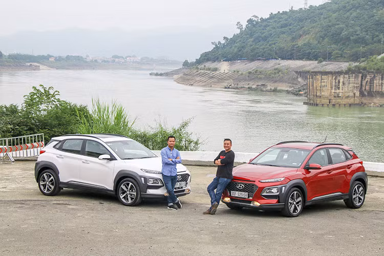 Điểm yếu duy nhất của Hyundai Kona mới có lẽ chỉ có thể là chưa có phiên bản hai cầu, nhưng có thể nó sẽ nằm ở phiên bản kế tiếp trong thời gian tới. Tại thị trường Việt Nam, mẫu xe được Hyundai Thành Công phân phối ra thị trường với 3 phiên bản động cơ, trang bị gồm; phiên bản 2.0 AT, 2.0 AT đặc biệt và 1.6 Turbo, giá bán Hyundai Kona mới lần lượt là 615 triệu đồng, 675 triệu đồng và 725 triệu đồng.