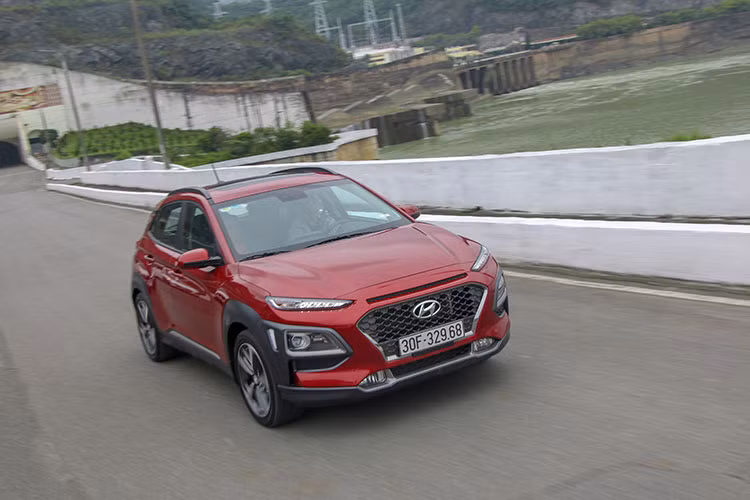 Ngoài động cơ, hệ thống treo trên Hyundai Kona được đánh giá khá tốt mang tới cảm giác thật tay, chính xác khi vào cua. Và đặc biệt, khi đi ở tốc độ cao hay cung đường đèo dốc, xe lì xuống mặt đường, mang lại cảm giác yên tâm cho người sử dụng. Tuy nhiên, hệ thống treo này cũng hơi cứng, nên người ngồi phía sau sẽ có cảm giác xóc nảy khi xe đi chuyển qua đường gồ ghề, ổ gà hay những khúc đường mấp mô...
