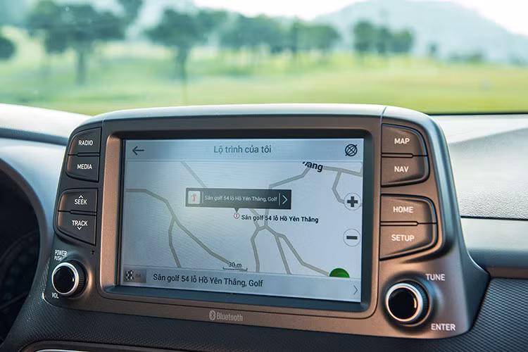 Không gian nội thất Kona nổi bật với màn hình cảm ứng IPS điện dung đa điểm 8 inch được thiết kế dạng Fly-monitor mới, đem đến phong cách hiện đại, sang trọng. Màn hình này tích hợp camera lùi cùng hệ thống dẫn đường được Hyundai phát triển dành riêng cho thị trường Việt Nam.