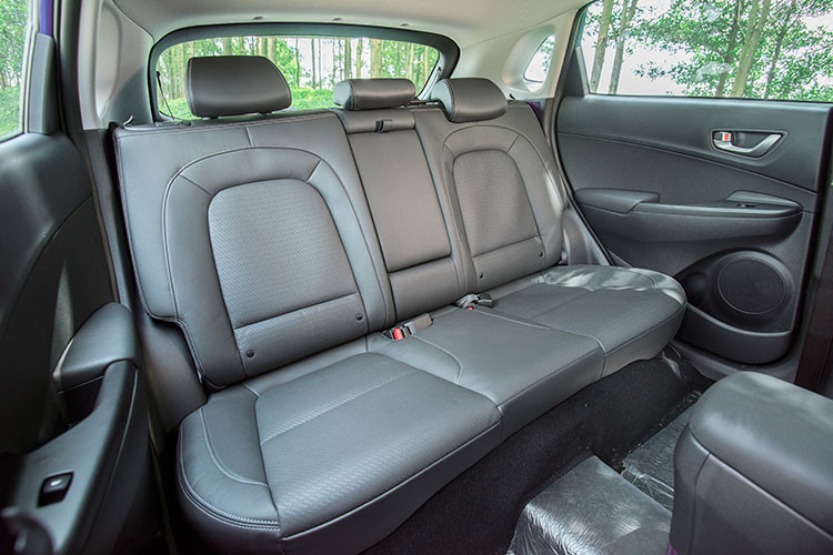 Ngoài ra, xe cũng được trang bị điều hòa tự động tích hợp khử Ion, cửa sổ trời, đèn tự động, gạt mưa tự động, khởi động nút bấm Start/Stop Engine, gương chiếu hậu chống chói ECM, cửa sổ chống kẹt, khóa cửa tự động theo tốc độ. Đặc biệt, Kona là chiếc xe duy nhất trong phân khúc ở Việt Nam được trang bị sạc không dây chuẩn Qi.