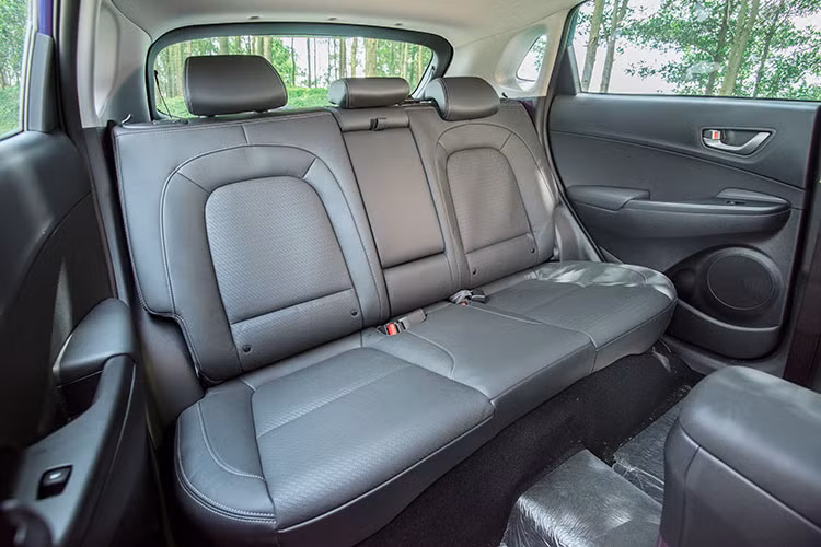 Ngoài ra, xe cũng được trang bị điều hòa tự động tích hợp khử Ion, cửa sổ trời, đèn tự động, gạt mưa tự động, khởi động nút bấm Start/Stop Engine, gương chiếu hậu chống chói ECM, cửa sổ chống kẹt, khóa cửa tự động theo tốc độ. Đặc biệt, Kona là chiếc xe duy nhất trong phân khúc ở Việt Nam được trang bị sạc không dây chuẩn Qi.