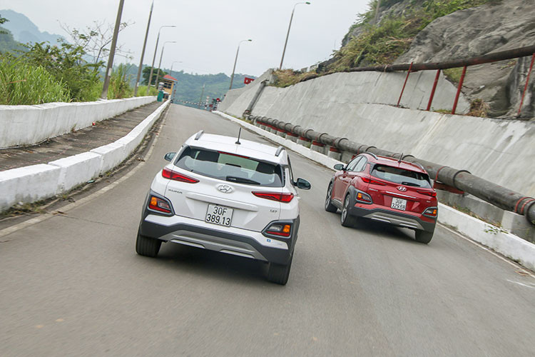 Được xếp vào phân khúc miniSUV mới, mẫu xe này cũng áp dụng ngôn ngữ thiết kế mới của hãng xe ôtô Hyundai như lưới tản nhiệt thác nước Cascading Grill, mang lại vẻ ngoài mạnh mẽ cho mặt trước. Lazang xe là loại 18 inch Diamond Cut. Các tấm ốp đen bao quanh 4 hốc bánh xe giúp tăng thêm vẻ mạnh mẽ cho Kona.