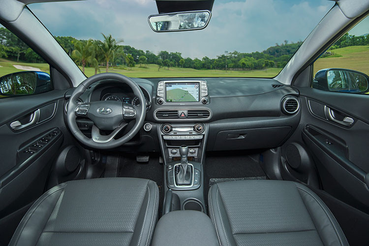 Thiết kế độc đáo và mới mẻ của Kona được tiếp tục ở phần nội thất. Đó là các đường gân mạnh mẽ tạo thành kết cấu khung vòm liền mạch cho khoang lái. Nguyên lý thiết kế nội thất HMI (Human Machine Interface) được áp dụng triệt để với nhiều cải tiến mới giúp Kona sở hữu không gian nội thất đẳng cấp, tiện nghi nhưng vẫn thân thiện dễ sử dụng nhất trong phân khúc.