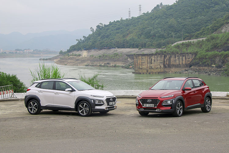  Hyundai Kona 2018 mới từng được giới thiệu lần đầu tiên tại Hàn Quốc vào tháng 6/2017, là mẫu xe miniSUV mới nhất và cũng là mẫu B-SUV toàn cầu đầu tiên của Hyundai. Cùng với SantaFe và Tucson, Kona mang tới thêm lựa chọn cho khách hàng trong dải sản phẩm SUV của Hyundai, cũng như thiết lập nên một tiêu chuẩn mới trong phân khúc SUV cỡ nhỏ tại thị trường Việt Nam.