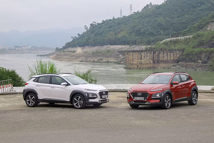  Hyundai Kona 2018 mới từng được giới thiệu lần đầu tiên tại Hàn Quốc vào tháng 6/2017, là mẫu xe miniSUV mới nhất và cũng là mẫu B-SUV toàn cầu đầu tiên của Hyundai. Cùng với SantaFe và Tucson, Kona mang tới thêm lựa chọn cho khách hàng trong dải sản phẩm SUV của Hyundai, cũng như thiết lập nên một tiêu chuẩn mới trong phân khúc SUV cỡ nhỏ tại thị trường Việt Nam.