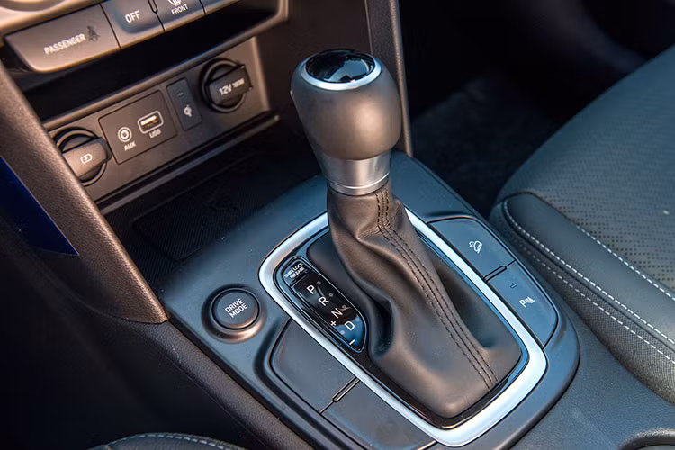 Kona mới tại Việt Nam sở hữu 2 phiên bản động cơ, hộp số. Động cơ Atkinson MPI 2.0L cho công suất tối đa 149 mã lực tại 6.200 vòng/phút, Momen xoắn cực đại 180 Nm tại 4.500 vòng/phút. Đây là động cơ thế hệ mới áp dụng chu trình Atkinson đem đến hiệu suất tiêu thụ nhiên liệu tốt nhất. Phiên bản này đi kèm hộp số tự động 6 cấp.