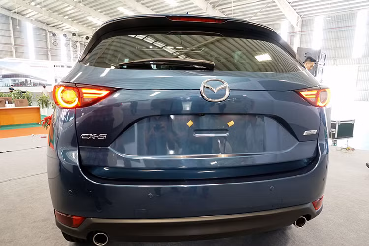 Về tổng thể, Mazda CX-5 mới được thiết kế vuông vắn và góc cạnh hơn, lấy cảm hứng từ dòng CX-3 và CX-9. Mặt trước của CX-5 mới mở rộng thêm 10 mm so với bản cũ. Ngoài ra phía cốp sau của xe còn được trang bị cốp chỉnh điện thông minh, cánh cửa có cảm biến chống kẹt và có khả năng nhớ vị trí góc mở cốp khá tiện dụng và tinh tế.