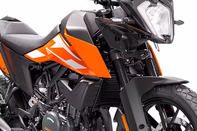 Cụ thể, mẫu xe môtô KTM 250 Adventure cỡ nhỏ tại thị trường Ấn Độ sẽ sử dụng đèn pha halogen truyền thống thay vì đèn pha LED phần thành hai mảnh như đàn anh KTM 390.