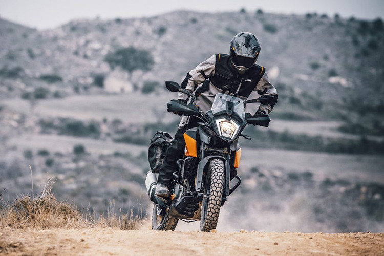 Cụ thể, động cơ 248cc này sản sinh công suất 29,4 mã lực tại tua máy 9.000 vòng/phút và mômen xoắn cực đại 24 Nm tại tua máy 7.500 vòng/phút. Đi kèm là hệ thống phun xăng điện tử và hộp số 6 cấp cùng bộ ly hợp trượt hỗ trợ.