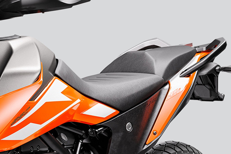 Bên cạnh đó, KTM 250 Adventure 2021 còn có bình xăng lớn với dung tích 14,5 lít, mang đến cho xe phạm vi hoạt động lớn hơn, phù hợp hơn với một mẫu xe việt dã. Xe có trọng lượng khô ở mức 156 kg.