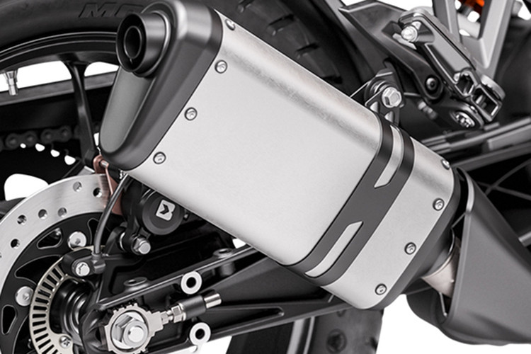 Phanh đĩa là trang bị tiêu chuẩn của xe, gồm đĩa 320mm ở trước và 230mm ở sau, đi kèm là hệ thống chống bó cứng phanh ABS kênh đôi. Hệ thống ống xả thiết kế lớn, đáp ứng tiêu chuẩn khí tải tại Ấn Độ.