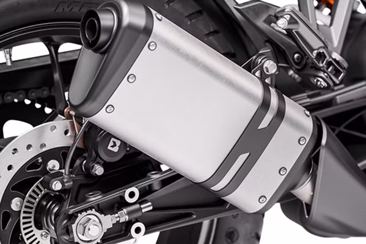 Phanh đĩa là trang bị tiêu chuẩn của xe, gồm đĩa 320mm ở trước và 230mm ở sau, đi kèm là hệ thống chống bó cứng phanh ABS kênh đôi. Hệ thống ống xả thiết kế lớn, đáp ứng tiêu chuẩn khí tải tại Ấn Độ.