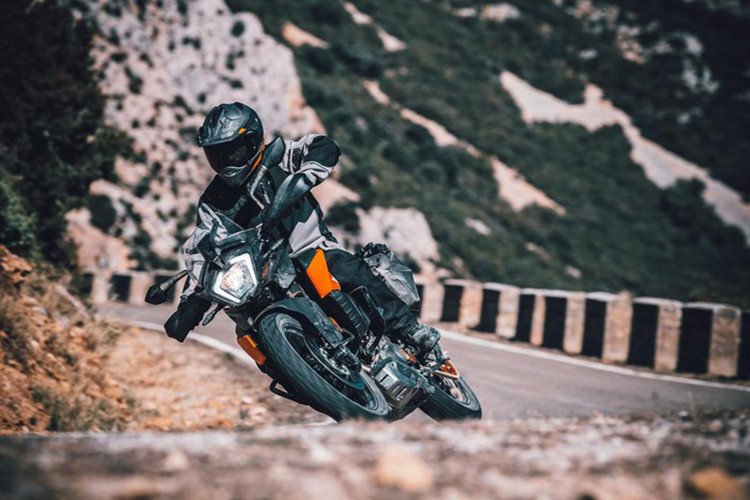 Tại thị trường này, giá xe KTM 250 Adventure 2021 có mức niêm yết 248.000 Rupee (tương đương 77,5 triệu đồng). Dự tính mẫu xe này sẽ ra mắt thị trường Việt nam vào đầu năm 2021.