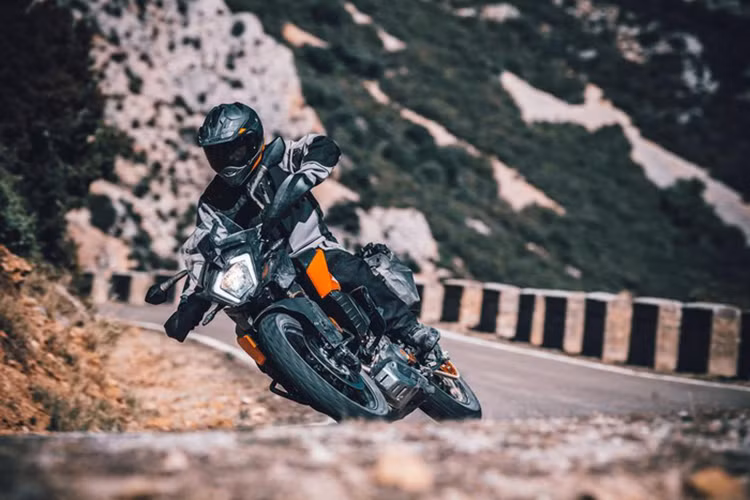 Tại thị trường này, giá xe KTM 250 Adventure 2021 có mức niêm yết 248.000 Rupee (tương đương 77,5 triệu đồng). Dự tính mẫu xe này sẽ ra mắt thị trường Việt nam vào đầu năm 2021.