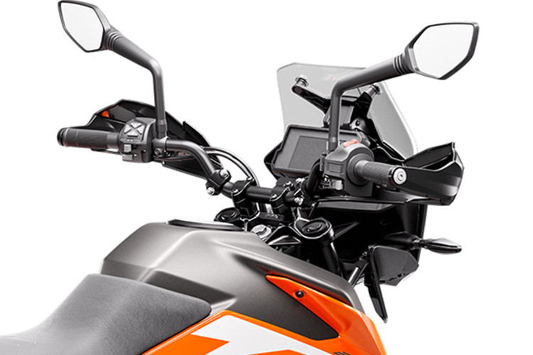 Bên cạnh đó, màn hình màu TFT trên 390 Adventure cũng sẽ không xuất hiện trên 250 Adventure, thay vào đó là màn hình LCD đơn sắc. Các tính năng như kết nối Bluetooth, ga điện tử và hệ thống sang số nhanh cũng bị loại bỏ.