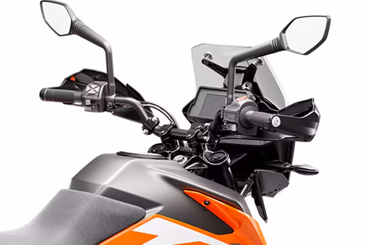 Bên cạnh đó, màn hình màu TFT trên 390 Adventure cũng sẽ không xuất hiện trên 250 Adventure, thay vào đó là màn hình LCD đơn sắc. Các tính năng như kết nối Bluetooth, ga điện tử và hệ thống sang số nhanh cũng bị loại bỏ.