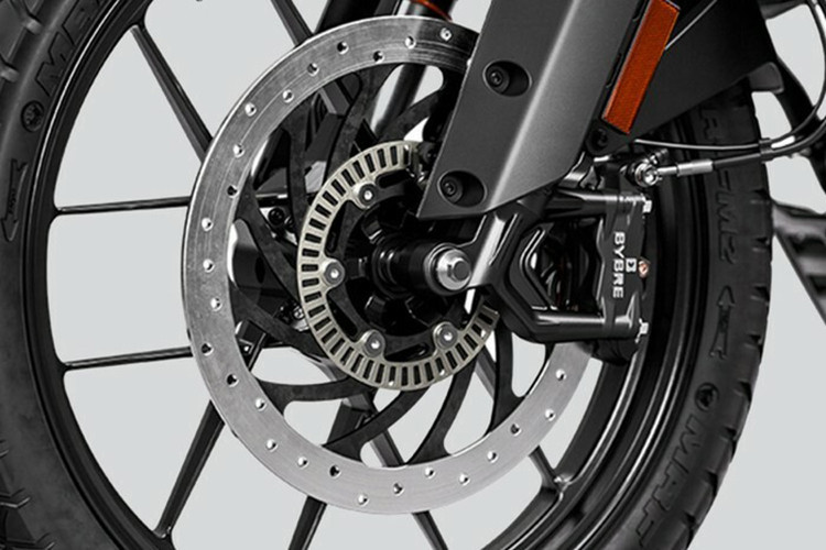 Hệ thống treo của xe mang thương hiệu WP, bao gồm phuộc APEX kích thước 43 mm và giảm xóc lò xo trụ đơn phía sau. Dàn chân của xe gồm bộ vành đúc kích thước 19 inch ở trước và 17 inch phía sau cùng bộ lốp 100/90-19 ở trước và 130/80-17 ở sau.