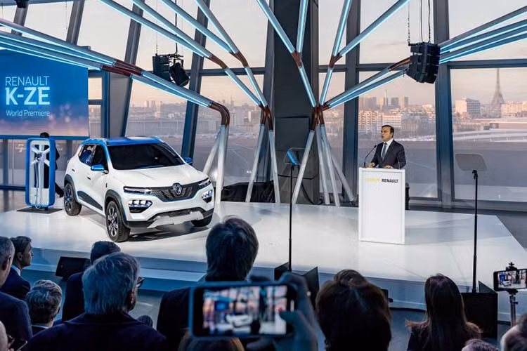 Renault đã khởi động Triển lãm ôtô Paris 2018 với màn ra mắt mẫu concept K-ZE, thứ sẽ dẫn đến một mẫu crossover cỡ nhỏ chạy điện hoàn toàn cho đại chúng trong năm tới. Đáng chú ý mẫu xe ôtô điện Renault K-ZE khá giống "người anh em" Kwid đến từ tương lai, và dường như có sử dụng chung một khung gầm cơ sở.