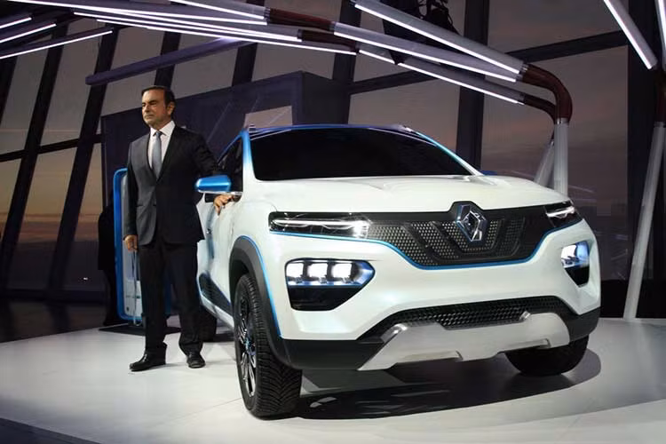 Trong khi chữ “K” có thể là đến từ “Kwid”, chữ “ZE” rõ ràng là để ám chỉ hệ dẫn động điện, thứ được nói là có thể cung cấp tổng cự li di chuyển 250 km theo tiêu chuẩn NEDC. Khi cụm pin hết điện, nó có thể được sạc với hoặc ổ cắm điện trong nhà, hoặc sử dụng cơ sở hạ tầng công cộng.