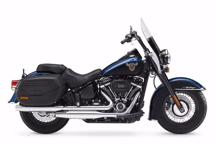 Harley-Davidson Heritage Classic 114 115th Anniversary hoàn toàn mới chắc chắn sẽ khiến fan Harley-Davidson hài lòng. Xe vẫn giữ lại nét thiết kế đậm chất cổ điển nhưng với tông màu đậm tăng vẻ cứng cáp cho xe, cụ thể là phần lớn các chi tiết trên xe đều được sơn đen.